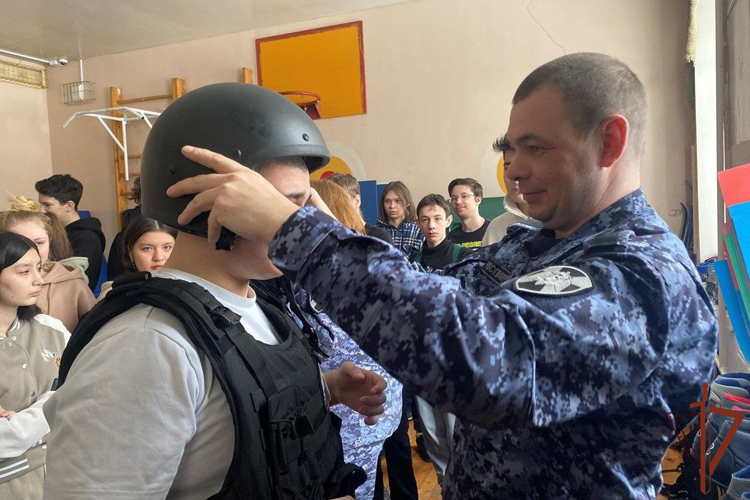 В преддверии Дня защитника Отечества росгвардейцы рассказали юным сибирякам о подвигах сослуживцев 