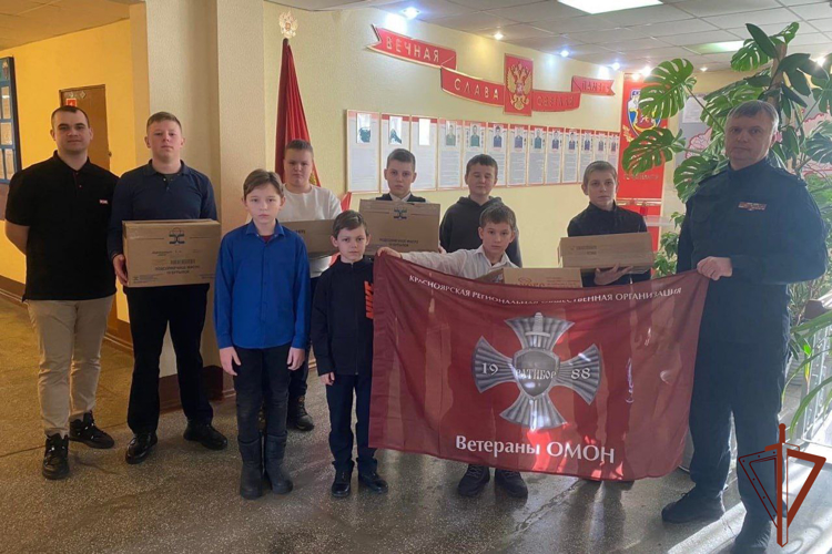 В преддверии Дня защитника Отечества росгвардейцы рассказали юным сибирякам о подвигах сослуживцев