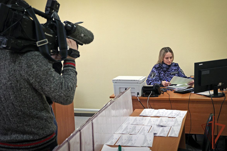 Инспекторы лицензионно-разрешительной работы Сибирского округа Росгвардии познакомили журналистов с особенностями службы
