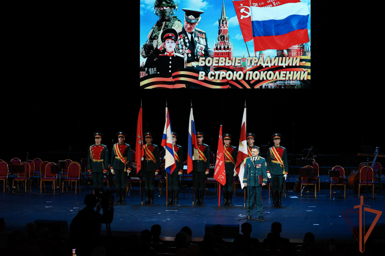 Военнослужащим и сотрудникам Росгвардии на встрече поколений защитников Отечества вручили государственные награды 
