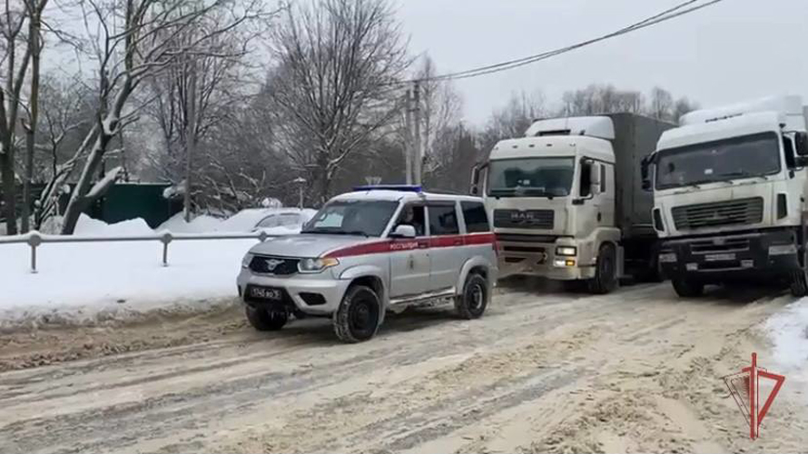 Росгвардейцы помогают автомобилистам во время снегопадов в Центральной России