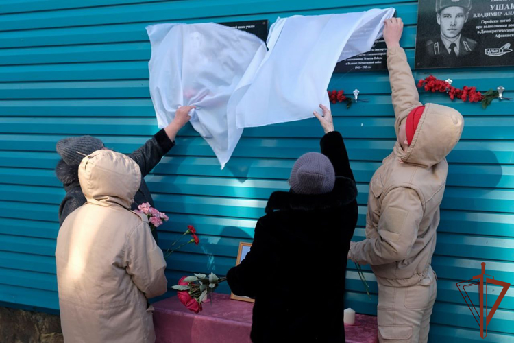 Память росгвардейца - участника СВО увековечили в Республике Алтай