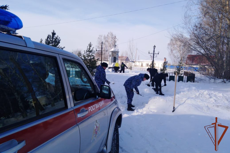 Памятник труженикам тыла Великой Отечественной войны благоустроили росгвардейцы в Томской области