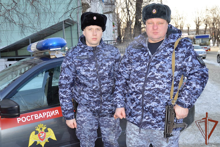Росгвардейцы оказали доврачебную помощь потерявшему сознание мужчине в Алтайском крае