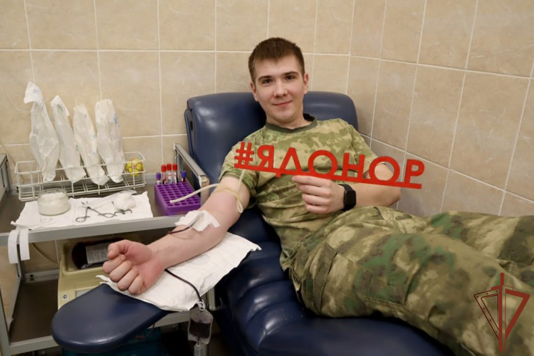 Военнослужащие Росгвардии присоединились ко всероссийской донорской акции «От сердца к сердцу» в Томской области
