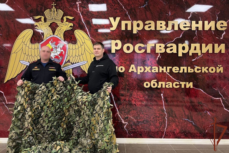 Представитель губернаторского центра передал  маскировочные сети региональному управлению Росгвардии в Архангельске