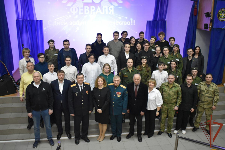 Росгвардия накануне Дня защитника Отечества провела патриотические мероприятия для уральской молодежи и школьников