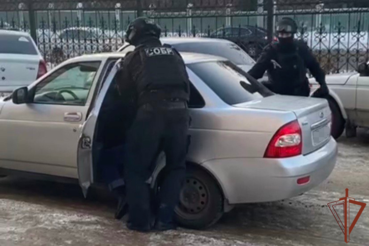 СОБР Росгвардии задержал в Томске подозреваемого в хищении денег из почтового отделения таксиста 