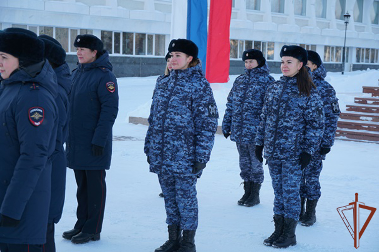 Сотрудницы Росгвардии приняли участие в флешмобе в честь Дня защитника Отечества в Ульяновске