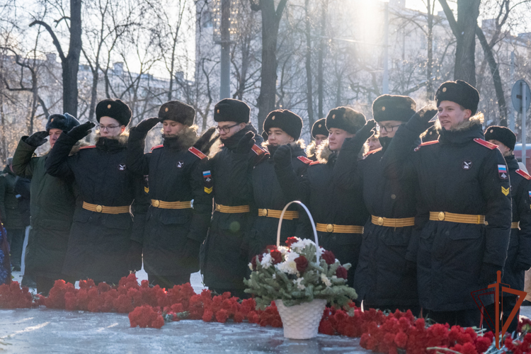 Росгвардейцы возложили цветы к памятнику легендарному маршалу Победы - Георгию Жукову в Екатеринбурге