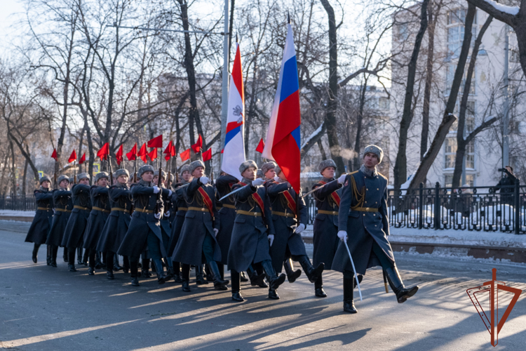Росгвардейцы возложили цветы к памятнику легендарному маршалу Победы - Георгию Жукову в Екатеринбурге