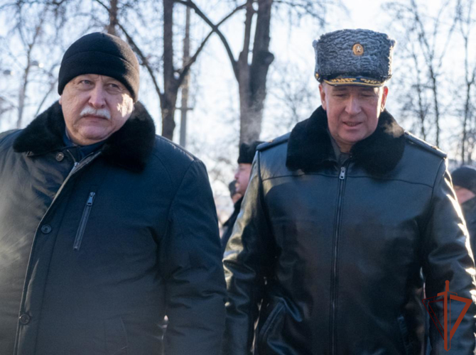 Росгвардейцы возложили цветы к памятнику легендарному маршалу Победы - Георгию Жукову в Екатеринбурге