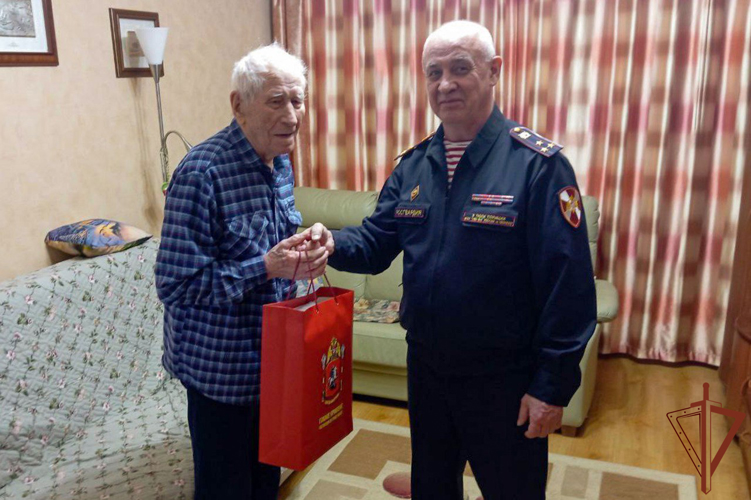 СОТРУДНИКИ СТОЛИЧНОГО ГЛАВКА РОСГВАРДИИ ПОЗДРАВИЛИ С ДНЕМ ЗАЩИТНИКА ОТЕЧЕСТВА ВЕТЕРАНОВ Великой Отечественной войны  