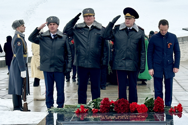 Дань уважения подвигам участников Сталинградской битвы отдали представители Росгвардии на юге России