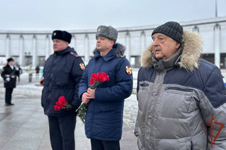 В День Защитника Отечества сотрудники управления вневедомственной охраны по городу Москве возложили цветы к вечному огню на поклонной горе 
