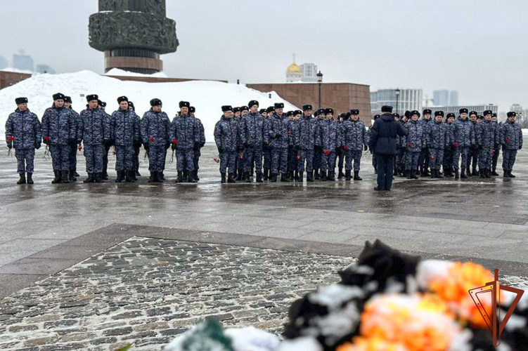 В День Защитника Отечества сотрудники управления вневедомственной охраны по городу Москве возложили цветы к вечному огню на поклонной горе