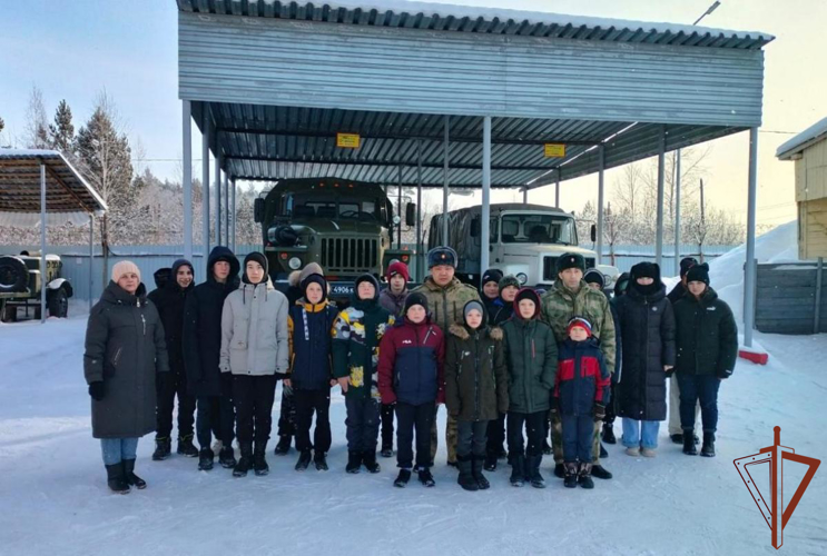 Росгвардия провела патриотические мероприятия для подшефных школьников на Урале