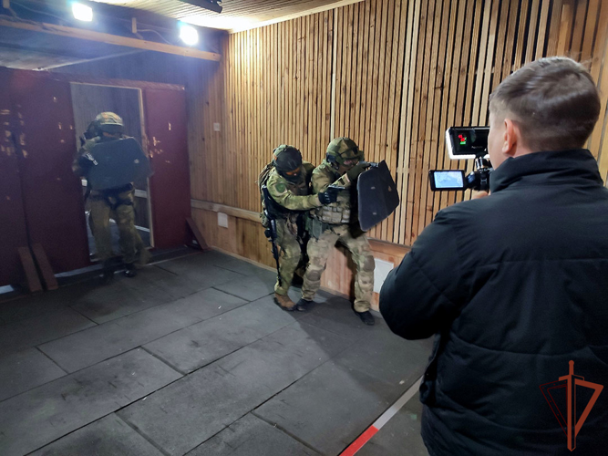 Уральских журналистов познакомили с кинологической службой ведомства и боевой работой офицеров СОБР Росгвардии  (видео)