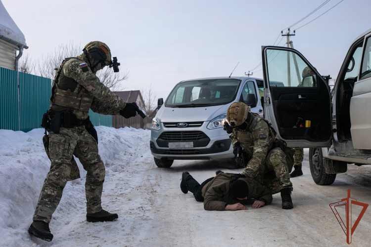 Спецназ Росгвардии задержал подозреваемых в похищении крупной суммы денег на Урале