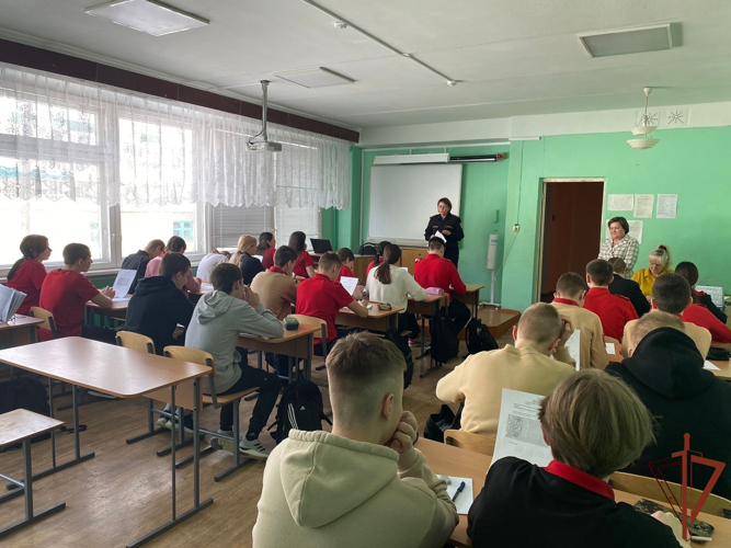 Росгвардейцы рассказывают юным жителям Приволжья о службе в ведомстве