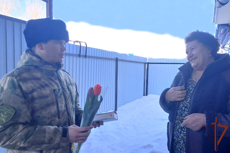 Росгвардейцы поздравили мам павших воинов правопорядка с праздником 8 марта