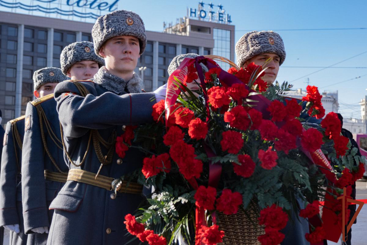 Командующий Уральским округом возложил цветы к памятнику воинам добровольческого танкового корпуса