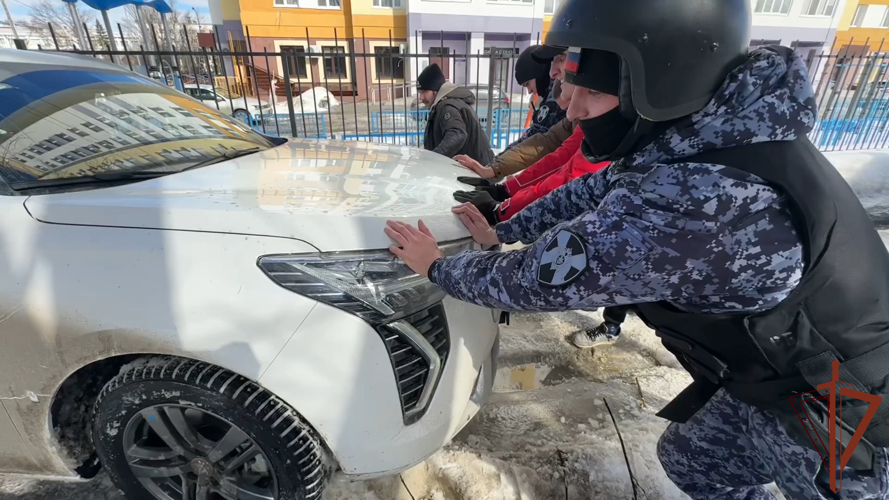Росгвардейцы помогли девушке вытащить машину из снега в Пензе