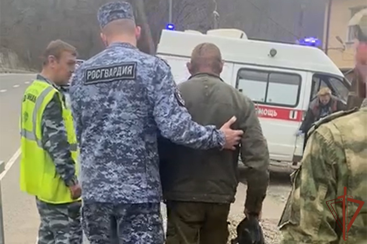 В Туапсинском районе росгвардейцы эвакуировали жильцов горящего дома