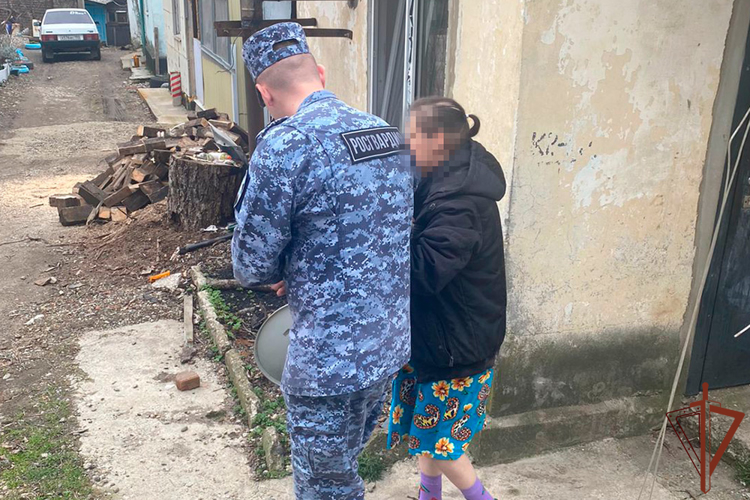 В Туапсинском районе росгвардейцы эвакуировали жильцов горящего дома