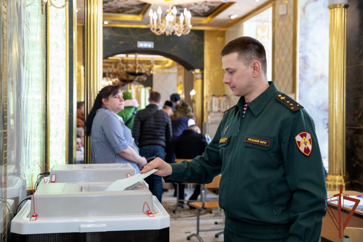Уральский  округ Росгвардии принимает участие в голосовании на выборах Президента России