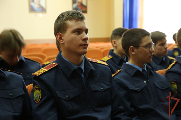Курсанты Новосибирского военного института Росгвардии рассказали кадетам о своей учебе