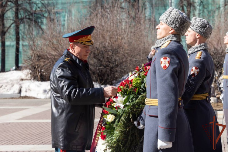 В Москве состоялась церемония возложения цветов к памятнику воинам войск правопорядка (видео)