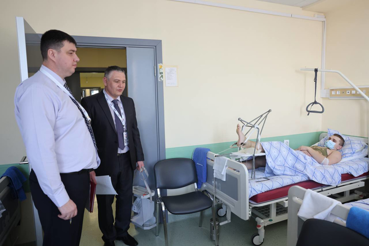 Раненые росгвардейцы – участники СВО голосуют на выборах президента России в главном госпитале ведомства 