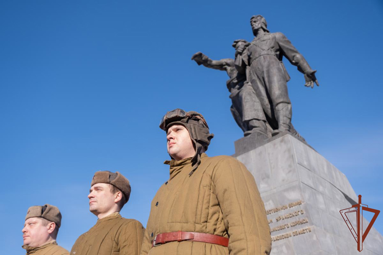 Командующий Уральским округом возложил цветы к памятнику воинам добровольческого танкового корпуса