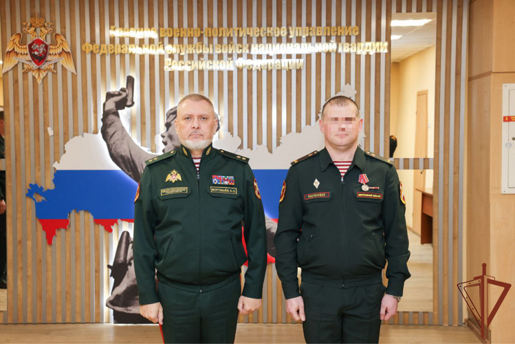 Генерал-лейтенант Алексей Воробьев вручил награды росгвардейцам — участникам специальной военной операции