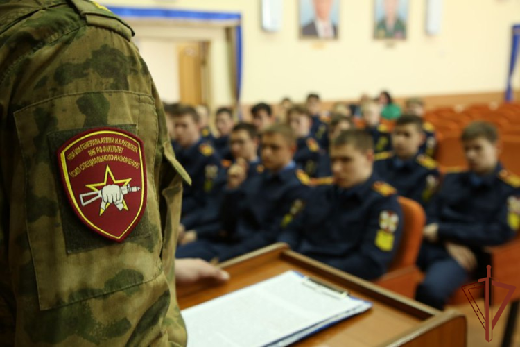 Курсанты Новосибирского военного института Росгвардии рассказали кадетам о своей учебе