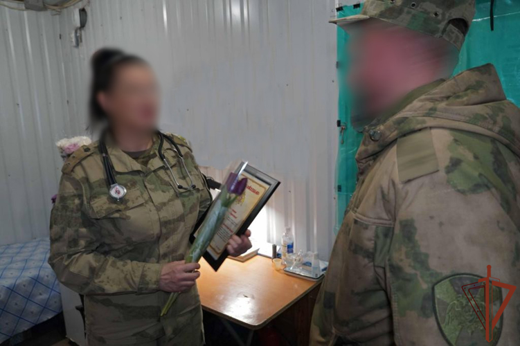 Женщин-сослуживцев с 8 марта поздравили росгвардейцы в Херсонской и Запорожской областях