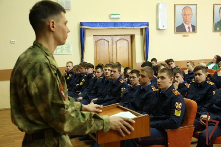 Курсанты Новосибирского военного института Росгвардии рассказали кадетам о своей учебе