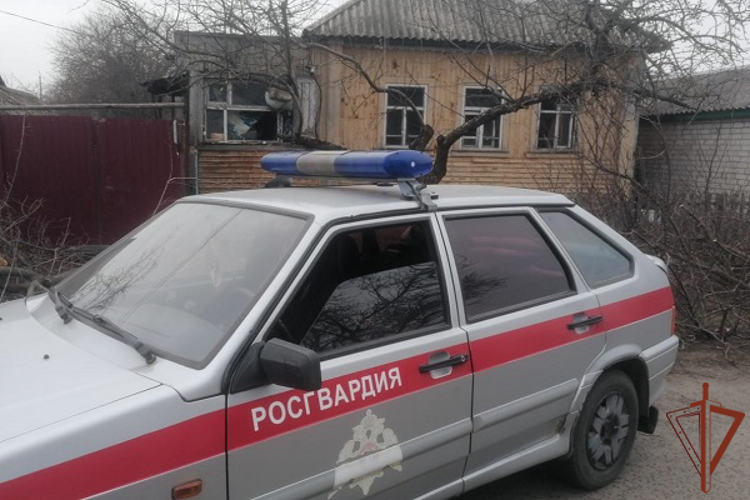 Сотрудники Росгвардии спасли мужчину из горящего дома в Курской области