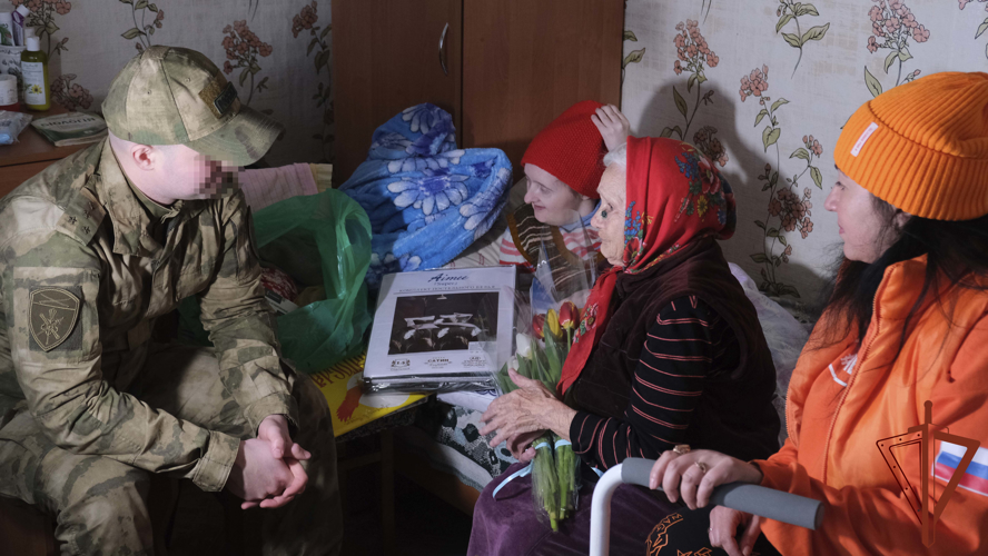 Росгвардейцы поздравили 92-летнюю жительницу Херсонской области с Международным женским днем