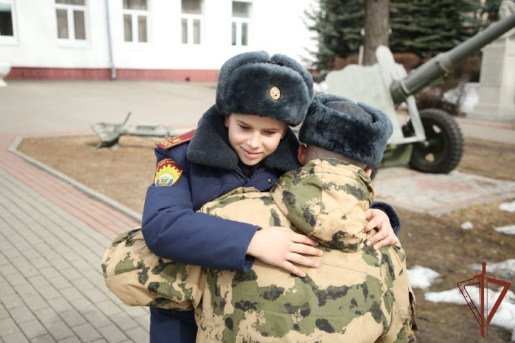 Курсанты Новосибирского военного института Росгвардии рассказали кадетам о своей учебе