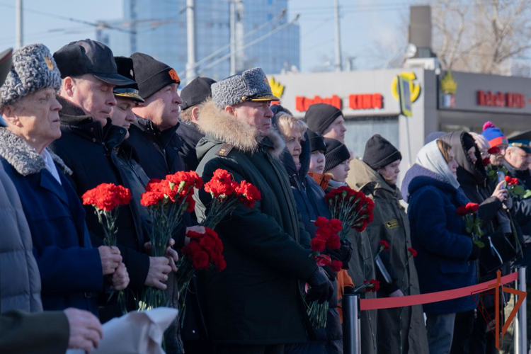 Командующий Уральским округом возложил цветы к памятнику воинам добровольческого танкового корпуса