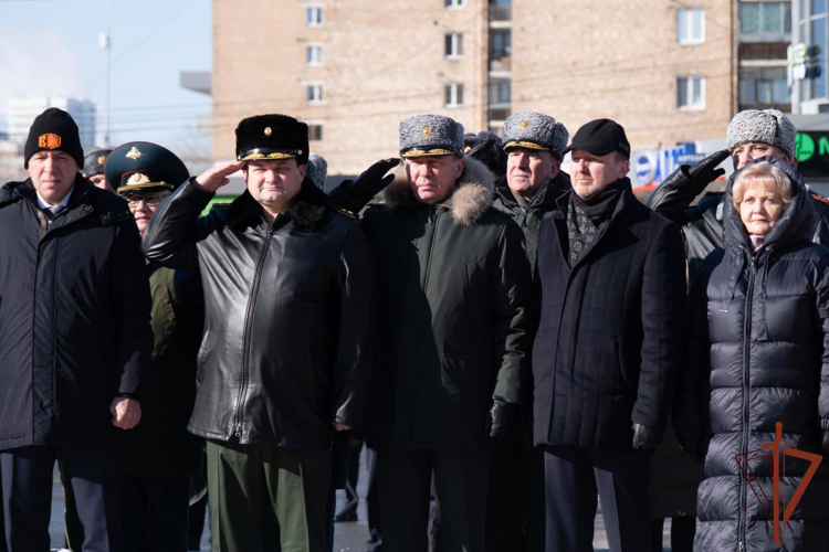 Командующий Уральским округом возложил цветы к памятнику воинам добровольческого танкового корпуса
