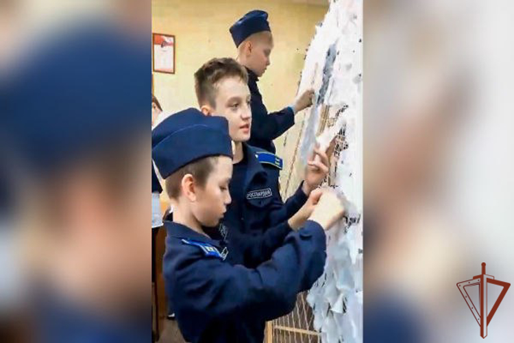 В Подмосковье учащиеся подшефного класса Росгвардии изготовили для участников СВО маскировочную сеть