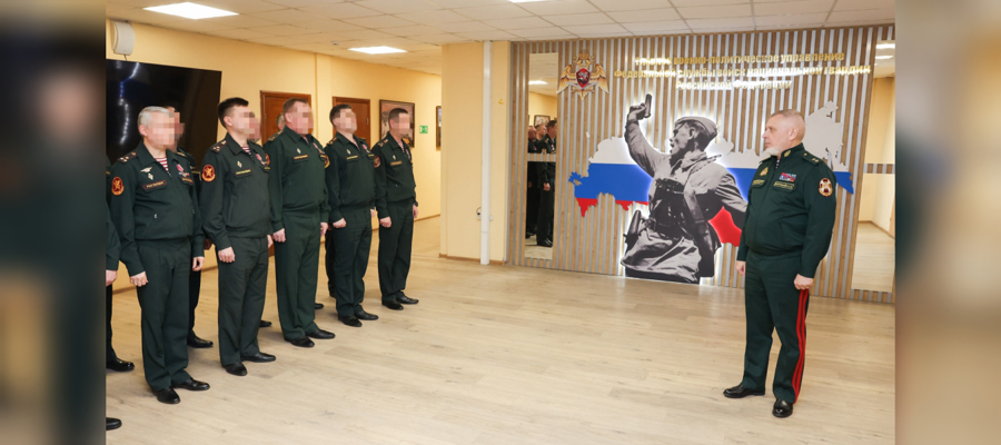 Генерал-лейтенант Алексей Воробьев вручил награды росгвардейцам — участникам специальной военной операции