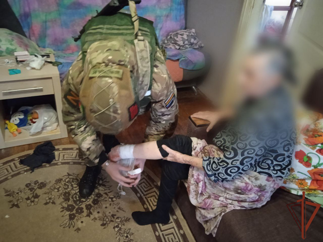 Росгвардейцы оказали помощь получившей ранение пенсионерке в результате обстрела ВСУ города Белгорода