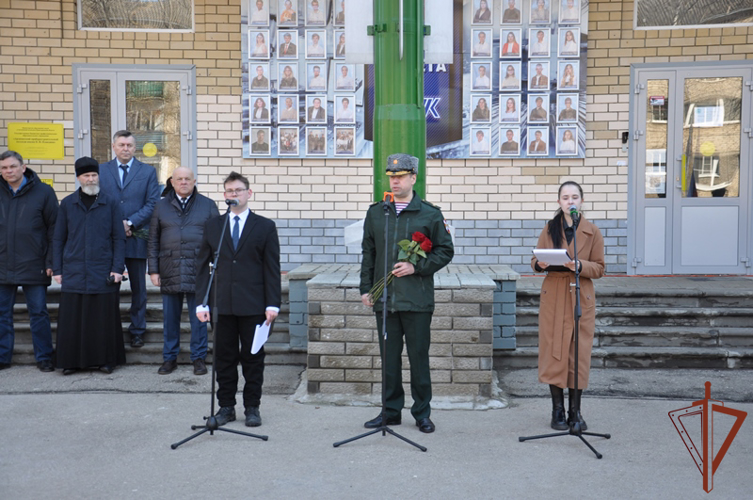 Мемориальную доску погибшему военнослужащему Росгвардии открыли в Нижегородской области