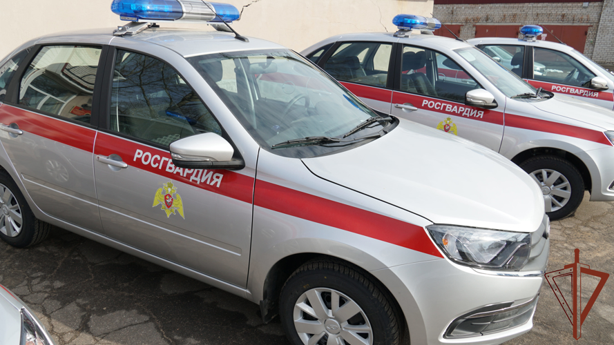 Ключи от новых служебных автомобилей вручили росгвардейцам в Пскове