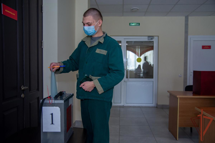 Уральский  округ Росгвардии принимает участие в голосовании на выборах Президента России