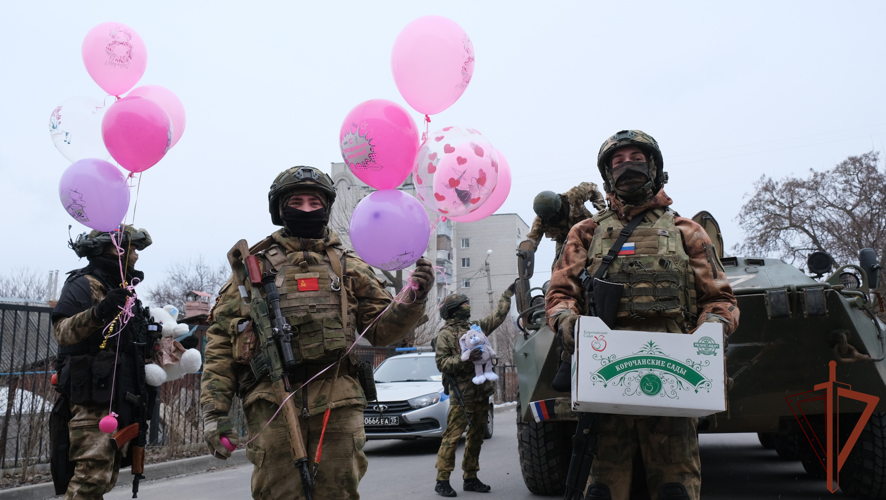 В  Белгороде бойцы Росгвардии  поздравили с 8 марта писавших письма в поддержку участников СВО школьниц